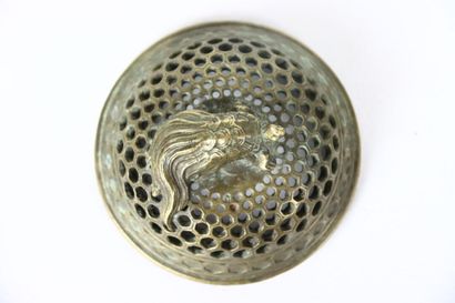 CHINE. Brûle parfum en bronze. Base circulaire...