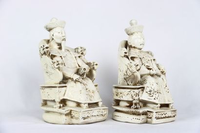 CHINE. Paire de statuettes en résine figurant...
