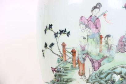 CHINE. Pot couvert en porcelaine polychrome...