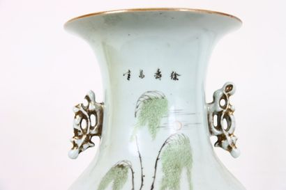 CHINE. Vase en porcelaine à décor d'une courtisane...
