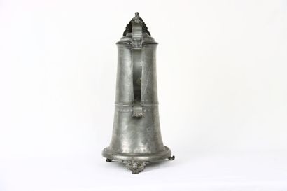 Chope tronconique en étain. Couvercle au...