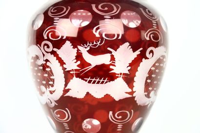 Bohème. Vase en cristal taillé rouge et blanc...