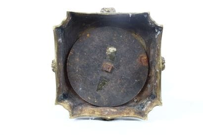 SEVRES, dans le goût de. Grand vase couvert...