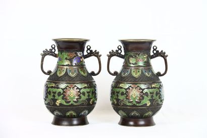CHINE. Vase en bronze et émail cloisonné...