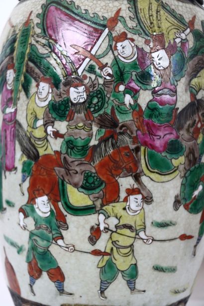 CHINE. CANTON. Paire de vases en porcelaine...
