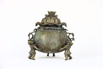 CHINE. Brûle parfum en bronze doré en forme...