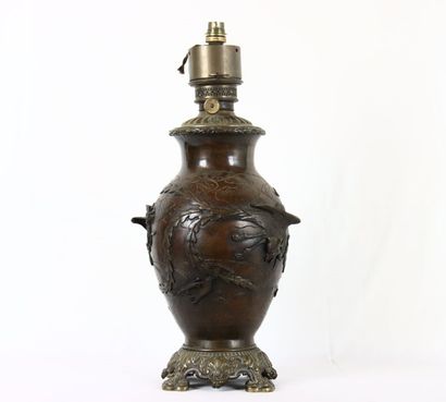 JAPON. Époque Meiji. Vase en bronze patiné...