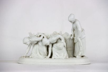 Les glaneuses. Groupe en biscuit de porcelaine...