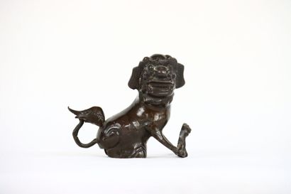 CHINE. Chien de Fô en bronze patiné. Dimensions...