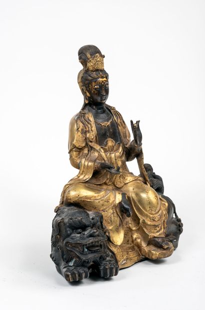 CHINE. Statuette en bronze patiné et doré...
