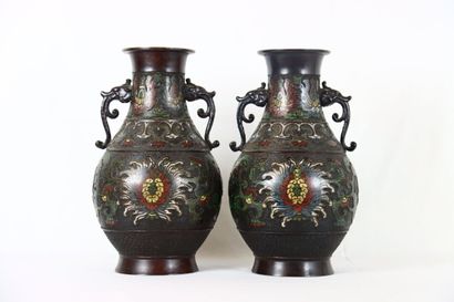 JAPON, vers 1900. Paire de vases en bronze...