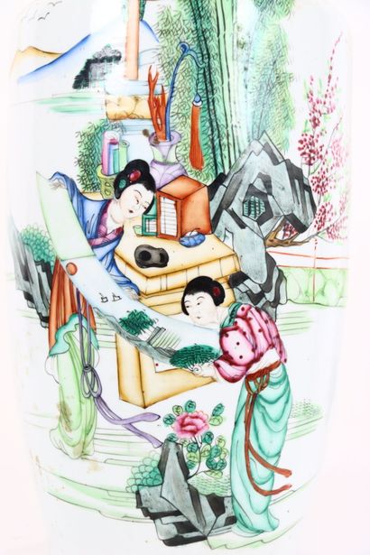 CHINE. Vase en porcelaine polychrome à décor...
