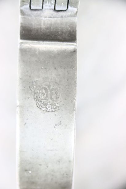 Chope tronconique en étain. Couvercle au...