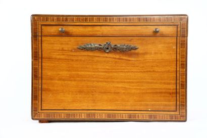 Coffret en bois marqueté à filets noircis,...
