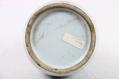 CHINE. Vase en porcelaine à décor d'une courtisane...