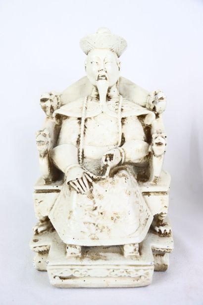 CHINE. Paire de statuettes en résine figurant...
