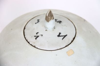 CHINE. Pot couvert en porcelaine polychrome...