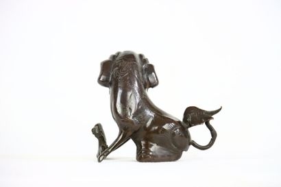 CHINE. Chien de Fô en bronze patiné. Dimensions...