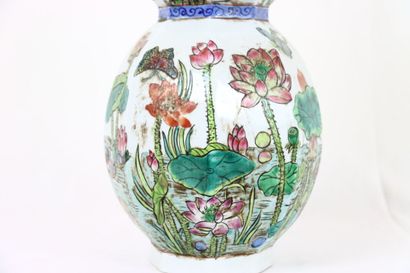 CHINE. Vase double gourde en porcelaine polychrome...