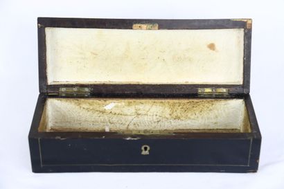 Boite à gant en bois noirci et marqueté de...