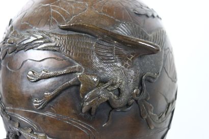 JAPON. Époque Meiji. Vase en bronze patiné...