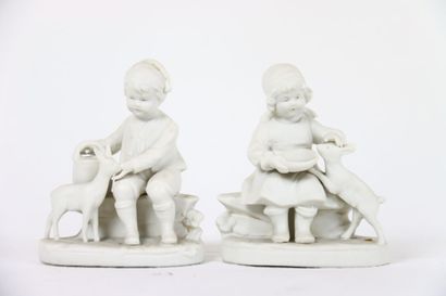 Paire de sujets enfantins en biscuit. Petit...