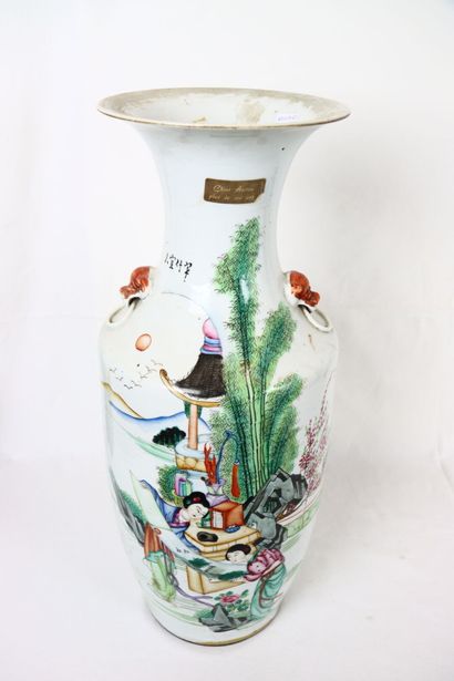 CHINE. Vase en porcelaine polychrome à décor...