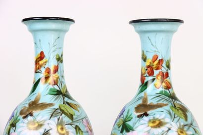 Paire de vases balustres à col largement...