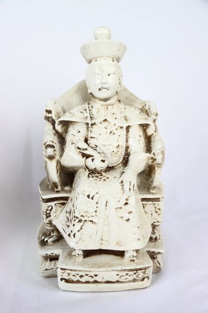 CHINE. Paire de statuettes en résine figurant...