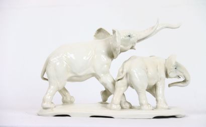 SAXE, Manufacture KARL ENS. Groupe en porcelaine...