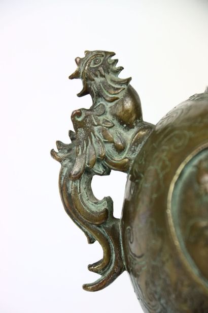 CHINE. Brûle parfum. Globe supporté par trois...