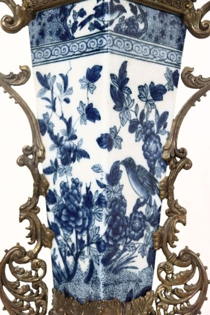 Vase cornet en porcelaine craquelée blanc...