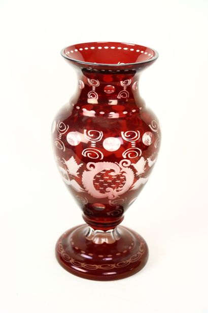 Bohème. Vase en cristal taillé rouge et blanc...