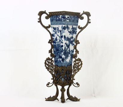 Vase cornet en porcelaine craquelée blanc...