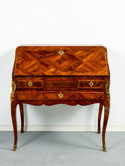 Secrétaire en pente marqueté de cartouche...