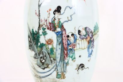 CHINE. Vase en porcelaine à décor d'une courtisane...