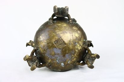 CHINE. Brûle parfum en bronze doré en forme...