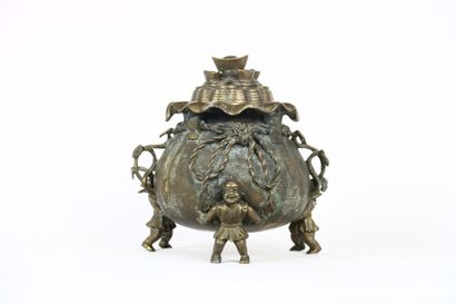 CHINE. Brûle parfum en bronze doré en forme...