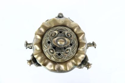 CHINE. Brûle parfum en bronze doré en forme...