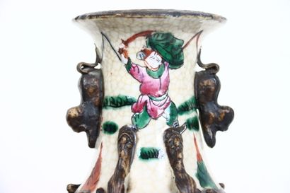 CHINE. CANTON. Paire de vases en porcelaine...