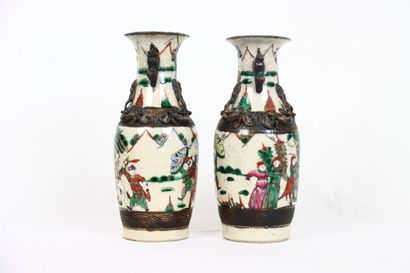 CHINE. CANTON. Paire de vases en porcelaine...