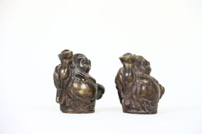 Chine. Paire de magots en bronze patiné tenant...