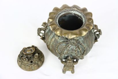 CHINE. Brûle parfum en bronze doré en forme...
