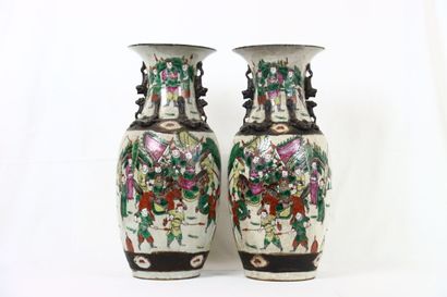 CHINE. CANTON. Paire de vases en porcelaine...