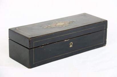 Boite à gant en bois noirci et marqueté de...