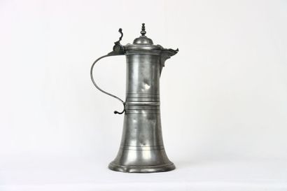 Chope tronconique en étain. déversoir figurant...