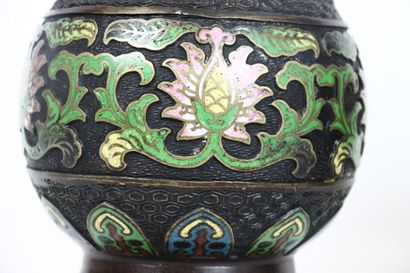 CHINE. Vase en bronze et émail cloisonné...