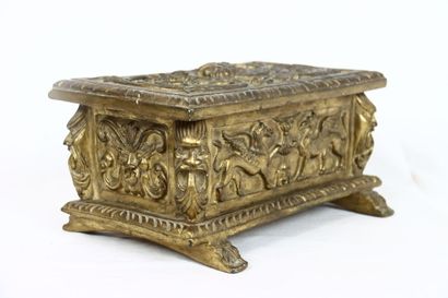 Coffret en bois sculpté et doré dans la goût...