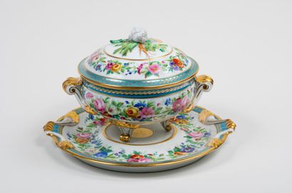 Soupière et son plateau en porcelaine polychrome...