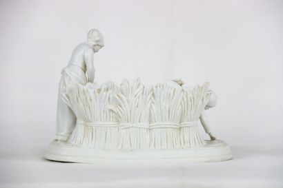Les glaneuses. Groupe en biscuit de porcelaine...